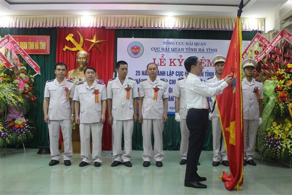 Thừa ủy quyền, Phó Tổng cục trưởng Tổng cục Hải quan Hoàng Việt Cường trao Huân chương Lao động hạng Nhì cho tập thể Cục Hải quan Hà Tĩnh. Nguồn: PV.