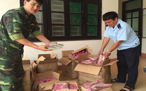 Cán bộ hải quan phối hợp với lực lượng chức năng thu giữ và xử lý hàng nhập lậu. Nguồn: PV.
