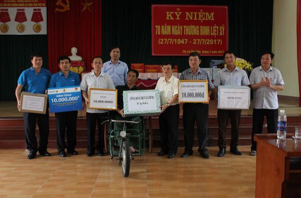 Công đoàn Tổng cục Hải quan trao quà cho các thương binh, bệnh binh tại Trung tâm Điều dưỡng người có công tỉnh Phú Thọ