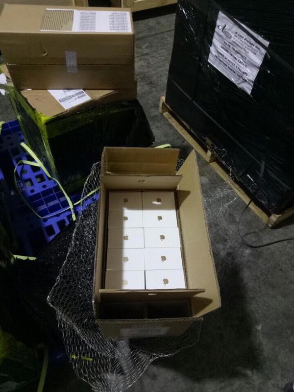 Cận cảnh lô Iphone 7 trong lô hàng quá cảnh bị lực lượng Hải quan phát hiện cuối năm 2016. Nguồn: PV.