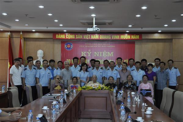Cục Hải quan Hải Phòng tổ chức buổi gặp mặt tri ân, tặng quà cho đại diện các gia đình chính sách, người có công với cách mang (ngày 26/7).