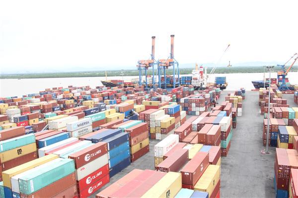 Trong ảnh, hàng hóa XNK tại khu vực cảng Hải Phòng. Nguồn: PV.