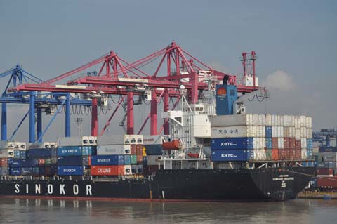 Hoạt động xuất nhập khẩu sẽ thông thoáng hơn nhờ việc thực hiện nộp thuế, phí qua Cổng thanh toán điện tử hải quan. Nguồn: PV.