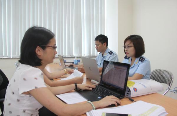 Công chức Chi cục KTSTQ Hải Phòng thực hiện kiểm tra tại trụ sở cơ quan Hải quan. Nguồn: PV.