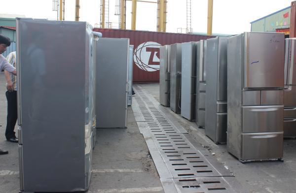 Máy lạnh nhập lậu trong lô hàng chuyển khẩu được Đội Kiểm soát Hải quan TP.HCM bắt giữ (tháng 6/2017). Nguồn: PV.