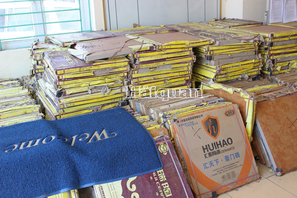 Gạch men Trung Quốc nhập lậu do lực lượng Hải quan Quảng Ninh bắt giữ trước đó. Nguồn: PV.