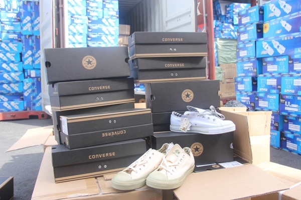 Vụ giày Converse "nhái" vừa được phát hiện là một trong những vụ vi phạm lớn nhất liên quan đến sở hữu trí tuệ tại khu vực cảng Hải Phòng kể từ đầu năm đến nay. Nguồn: PV.