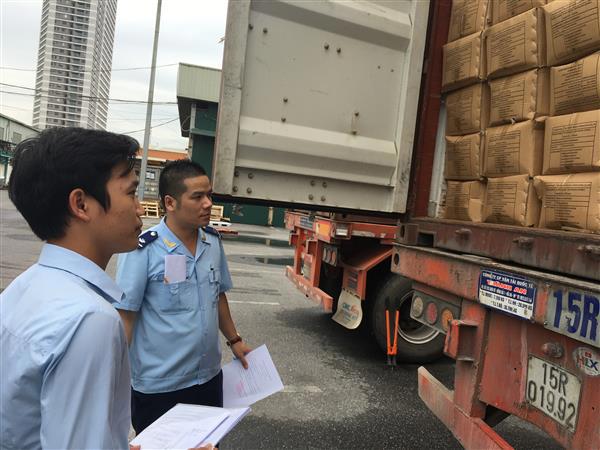 CBCC Chi cục Hải quan Bắc Hà Nội kiểm tra hàng hóa XNK. Nguồn: PV.