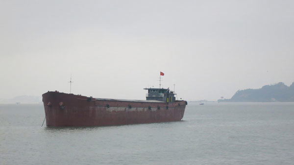Một tàu chở than xuất lậu do lực lượng Hải quan Quảng Ninh phát hiện, bắt giữ trước đó. Nguồn: PV.