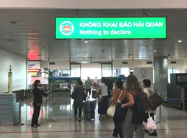 Hầu hết hành khách thông quan cửa Xanh. Nguồn: PV.