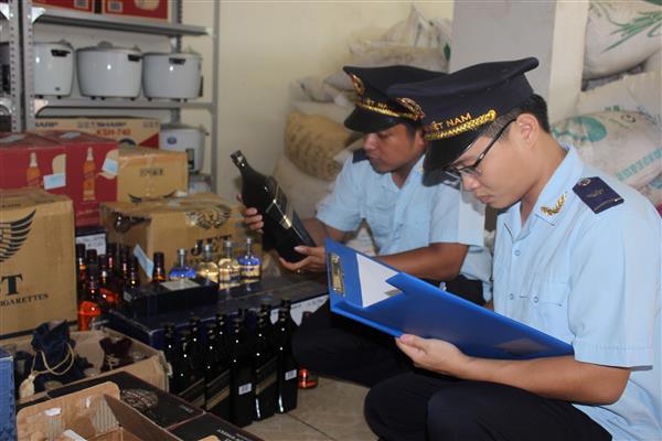 Các cục hải quan tỉnh, thành phố đẩy mạnh công tác điều tra cơ bản, phát hiện, xử lý kịp thời các vụ việc, vụ án buôn lậu, gian lận thương mại. Nguồn: PV.