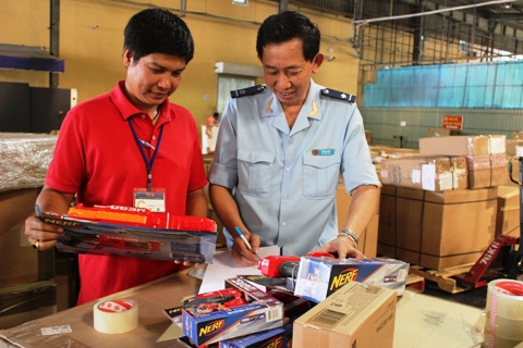 Kiểm tra hàng nhập khẩu tại Chi cục Hải quan cửa khẩu sân bay quốc tế Tân Sơn Nhất. Nguồn: PV.