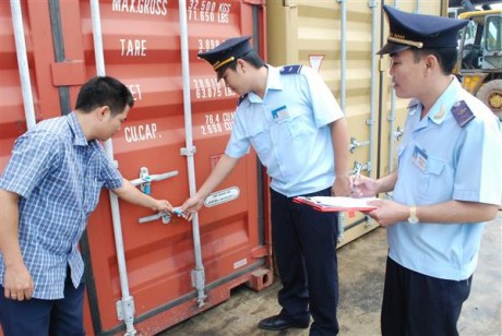 Công chức Hải quan cửa khẩu Móng Cái kiểm tra, giám sát hàng hóa xuất nhập khẩu