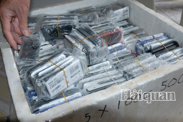 Một vụ vận chuyển điện thoại di động Trung Quốc nhập lậu do Đội Kiểm soát Hải quan số 1 bắt giữ trước đó. Nguồn: PV.