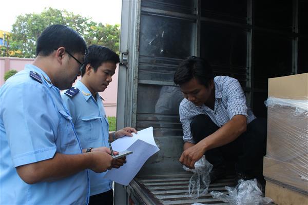 Công chức Hải quan Đồng Nai kiểm tra hàng hóa xuất nhập khẩu. Nguồn: PV.