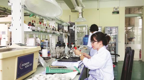 Hoạt động phân tích mẫu hàng hóa tại Cục Kiểm định Hải quan. Nguồn: PV.