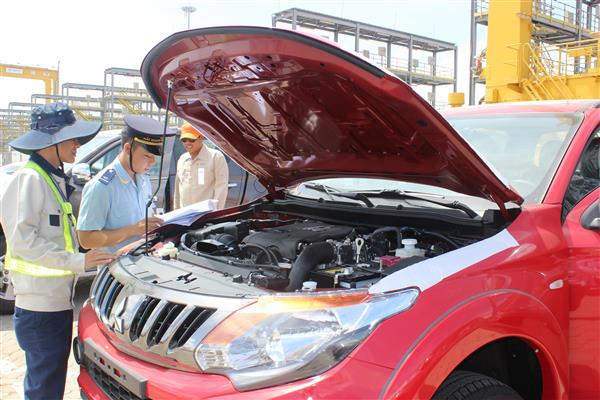 Công chức Hải quan cảng Hiệp Phước kiểm tra ô tô nhập khẩu. Nguồn: PV.