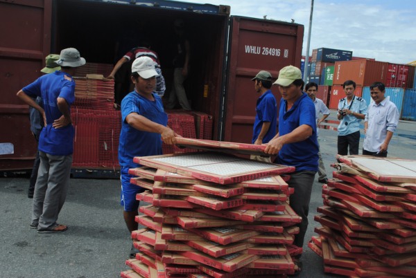 Gạch men Trung Quốc “đội lốt” hàng Việt Nam bị cơ quan Hải quan lật tẩy khi nhập khẩu về cảng VICT TP. Hồ Chí Minh. Nguồn: PV.