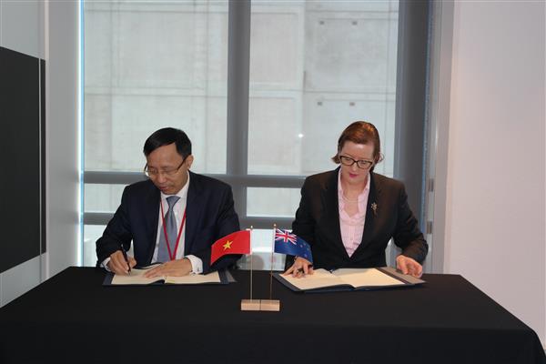 Tổng cục trưởng Nguyễn Văn Cẩn và Quyền Tổng cục trưởng Tổng cục Hải quan New Zealand bà Christine Stevenson ký kết chương trình hợp tác giai đoạn 2017-2019. Nguồn: PV.