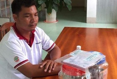 Đối tượng và tang vật một vụ buôn lậu tiền và ngoại tệ qua biên giới do cơ quan hải quan phát hiện và xử lý. Nguồn: PV.