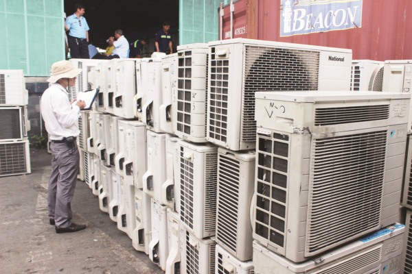 Nhân viên Vinacontrol giám định hàng nhập khẩu tại cảng Cát Lái. Nguồn: PV.