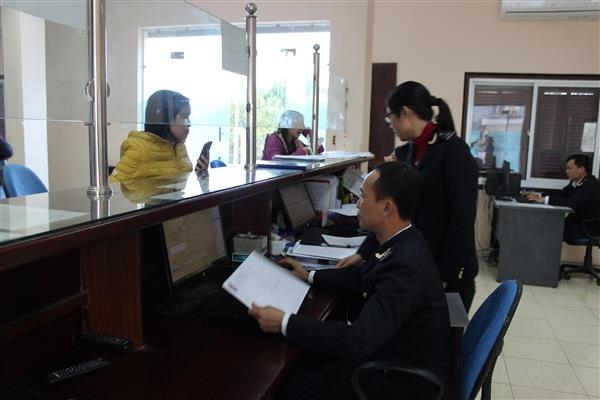 Công chức Hải quan Hà Nam (Cục Hải quan Hà Nam Ninh) hướng dẫn DN làm thủ tục hải quan. Nguồn: PV.