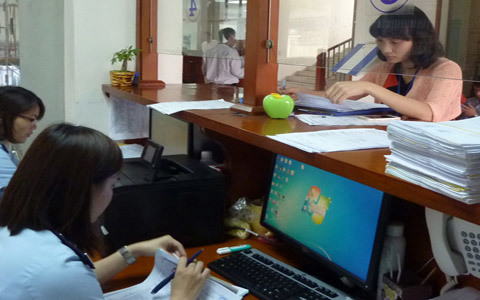 Cán bộ Chi cục Hải quan Bắc Hà Nội hướng dẫn DN hoàn thiện thủ tục nhập khẩu hàng hóa.