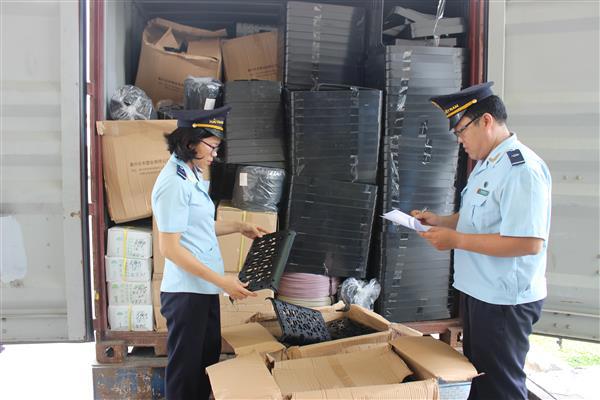 Công chức Hải quan Bình Dương kiểm tra thực tế hàng hóa nhập khẩu. Nguồn: PV.