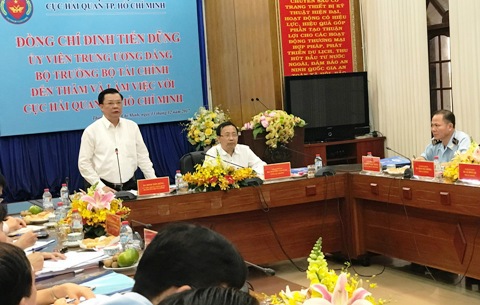 Bộ trưởng Đinh Tiến Dũng phát biểu chỉ đạo tại buổi làm việc. Nguồn: PV.