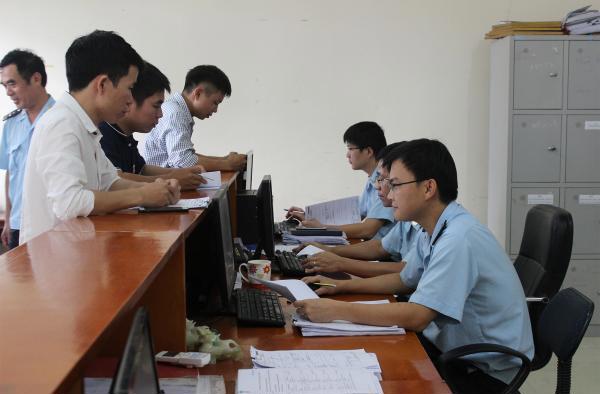 Công chức Chi cục Hải quan cửa khẩu cảng Vũng Áng (Cục Hải quan Hà Tĩnh) hướng dẫn DN làm thủ tục hải quan. Nguồn: PV.