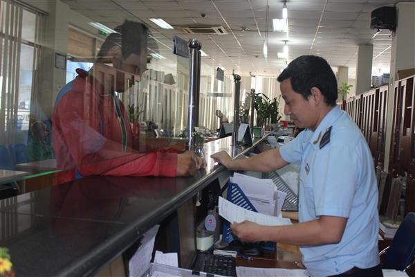 Công chức Hải quan Cát Lái làm thủ tục NK hàng hóa cho doanh nghiệp. Nguồn: PV.