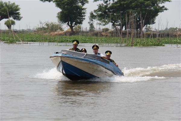Hải quan và Biên phòng An Giang phối hợp tuần tra kiểm soát. Nguồn: PV.