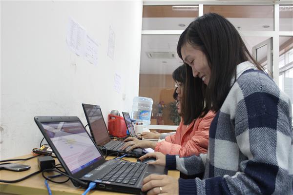 Bộ phận tin học của ngành Hải quan và công ty tin học đối tác hỗ trợ doanh nghiệp và hải quan địa phương trong quá trình thực hiện thủ tục qua cổng thông tin Hệ thống DVCTT. Nguồn: PV.