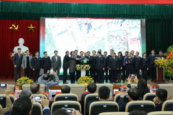 Bộ trưởng Bộ Tài chính Đinh Tiến Dũng và các đại biểu ấn nút khai trương chính thức Hệ thống quản lý hải quan tự động tại cảng biển, tại Hải Phòng ngày 11/12. Nguồn: PV.