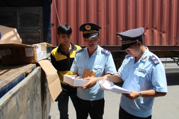 Công chức Chi cục Hải quan cửa khẩu Mộc Bài (Hải quan Tây Ninh) kiểm tra thực tế hàng hóa xuất nhập khẩu. Nguồn: PV.