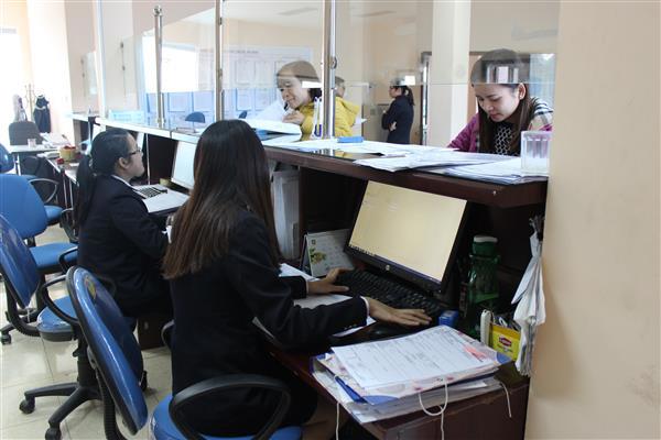 CBCC Hải quan Hà Nam (Cục Hải quan Hà Nam Ninh) hướng dẫn DN làm thủ tục hải quan. Nguồn: PV.