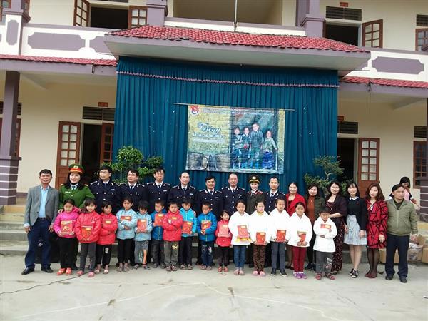 Lãnh đạo Cục Hải quan Nghệ An và các đơn vị trao quà cho các em học sinh. Nguồn: Hải quan Nghệ An 