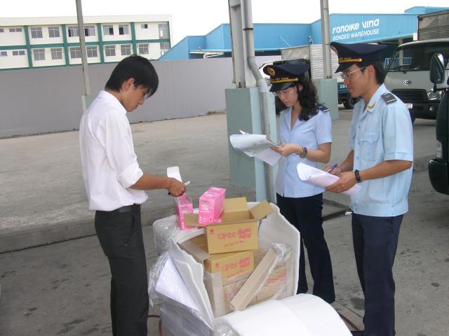 Công chức Hải quan Bình Dương kiểm tra hàng hóa nhập khẩu. Nguồn: PV.