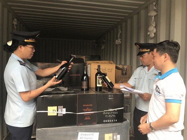   Giảm thu trên 10.000 tỷ đồng  Theo Phó Cục trưởng phụ trách Cục Hải quan TP.HCM Đinh Ngọc Thắng, năm 2018 có nhiều yếu tố tác động đến số thu ngân sách của đơn vị. Theo tính toán ban đầu ảnh hưởng từ chính sách thuế, mỗi tháng Cục Hải quan TP.HCM hụt th