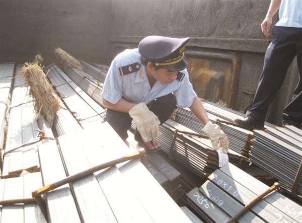 CBCC Hải quan Lạng Sơn kiểm tra mặt hàng thép nhập khẩu. Nguồn: PV.