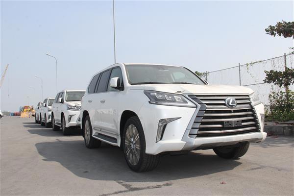Ô tô Lexus của Toyota nhập khẩu về cảng Hải Phòng. Nguồn: PV.