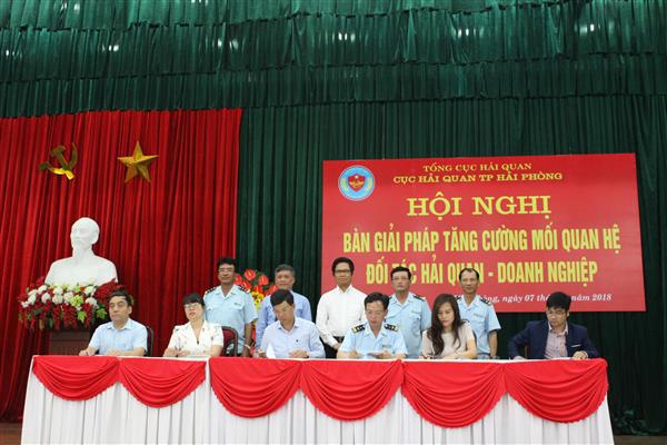 Đại diện lãnh đạo Cục Hải quan Hải Phòng và đại diện DN ký biên bản thỏa thuận. Nguồn: PV.