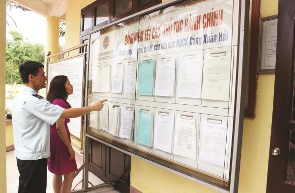 CBCC Hải quan Hà Tĩnh hướng dẫn DN tìm hiểu thủ tục hành chính liên quan đến hải quan. Nguồn: PV.