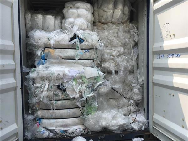 Container phế liệu nhập khẩu không đạt chất lượng. Nguồn: PV.