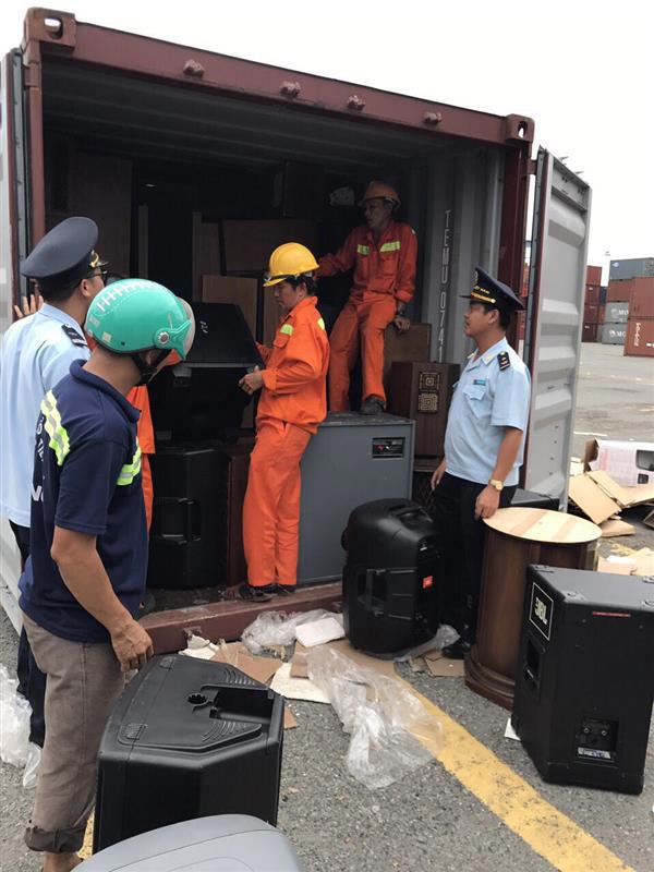 Kiểm tra một lô hàng không đủ điều kiện quá cảnh tại cảng Cái Mép. Ảnh: Hải quan Cái Mép cung cấp