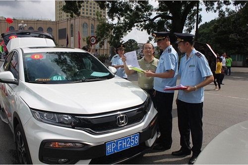 Công chức Hải quan cửa khẩu Móng Cái thực hiện kiểm tra, giám sát phương tiện. Nguồn: PV.