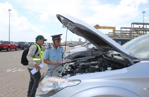 Ô tô nhập khẩu trong những tháng đầu năm 2018 về cảng Sài Gòn giảm mạnh. Nguồn: PV.