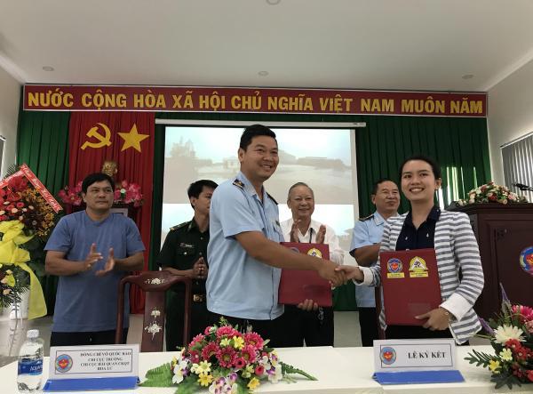 Đại diện Chi cục hải quan cửa khẩu quốc tế Hoa Lư ký kết thỏa thuận hợp tác, hỗ trợ trao đổi thông tin với DN trên địa bàn. Nguồn: PV.