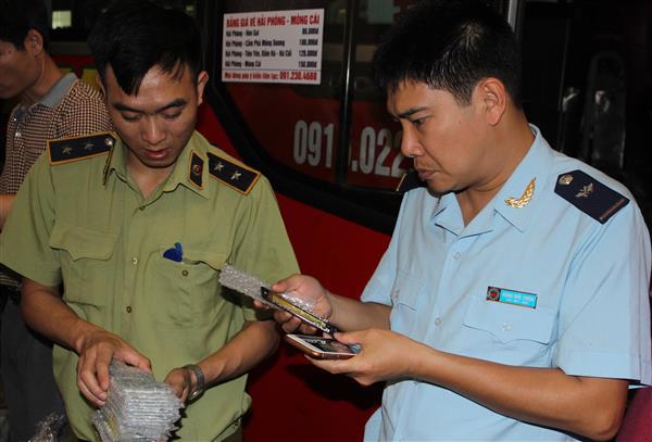 Lực lượng Hải quan đã chủ trì phối hợp đấu tranh bắt giữ hàng chục xe ô tô chở hàng lậu trên tuyến biên giới phía Bắc. Nguồn: PV.