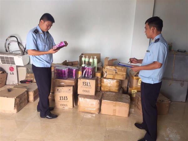 Lực lượng Hải quan kiểm tra chi tiết hàng hóa vi phạm. Nguồn: PV.